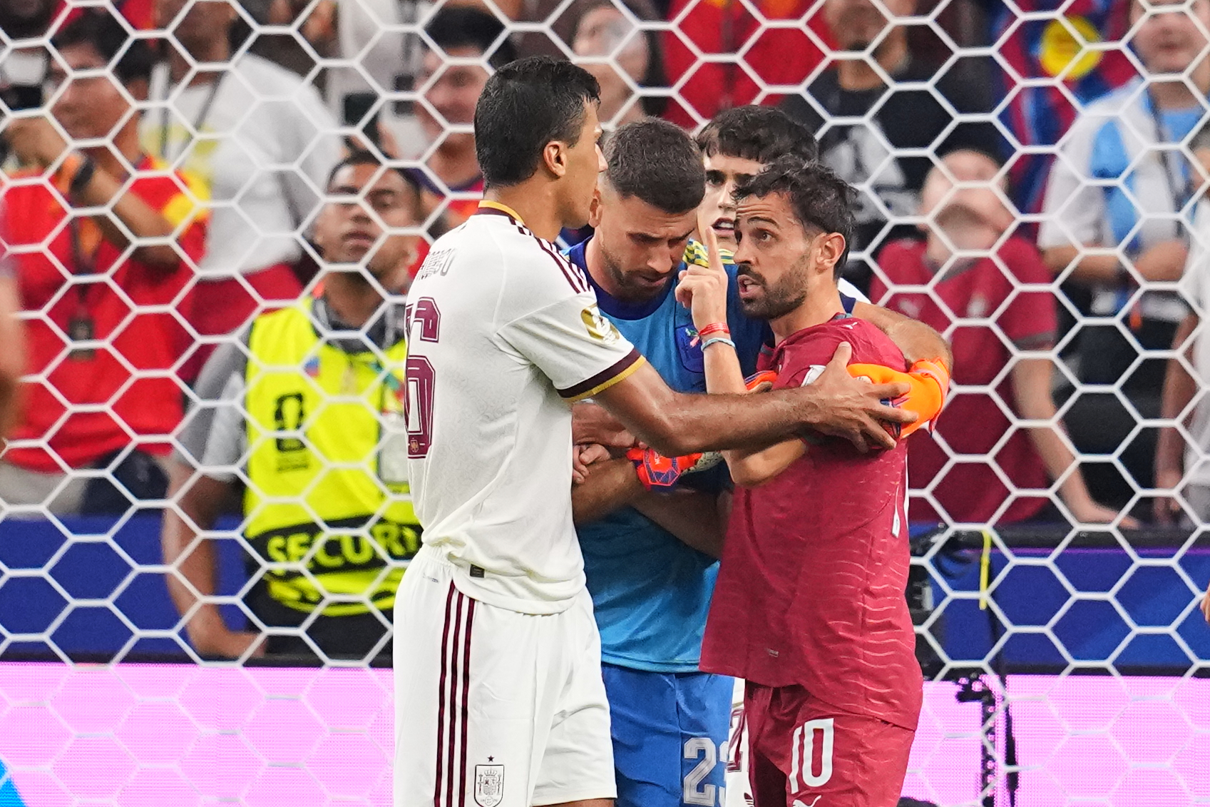 Jugador pide perdón por gesto inapropiado con su compañero de equipo