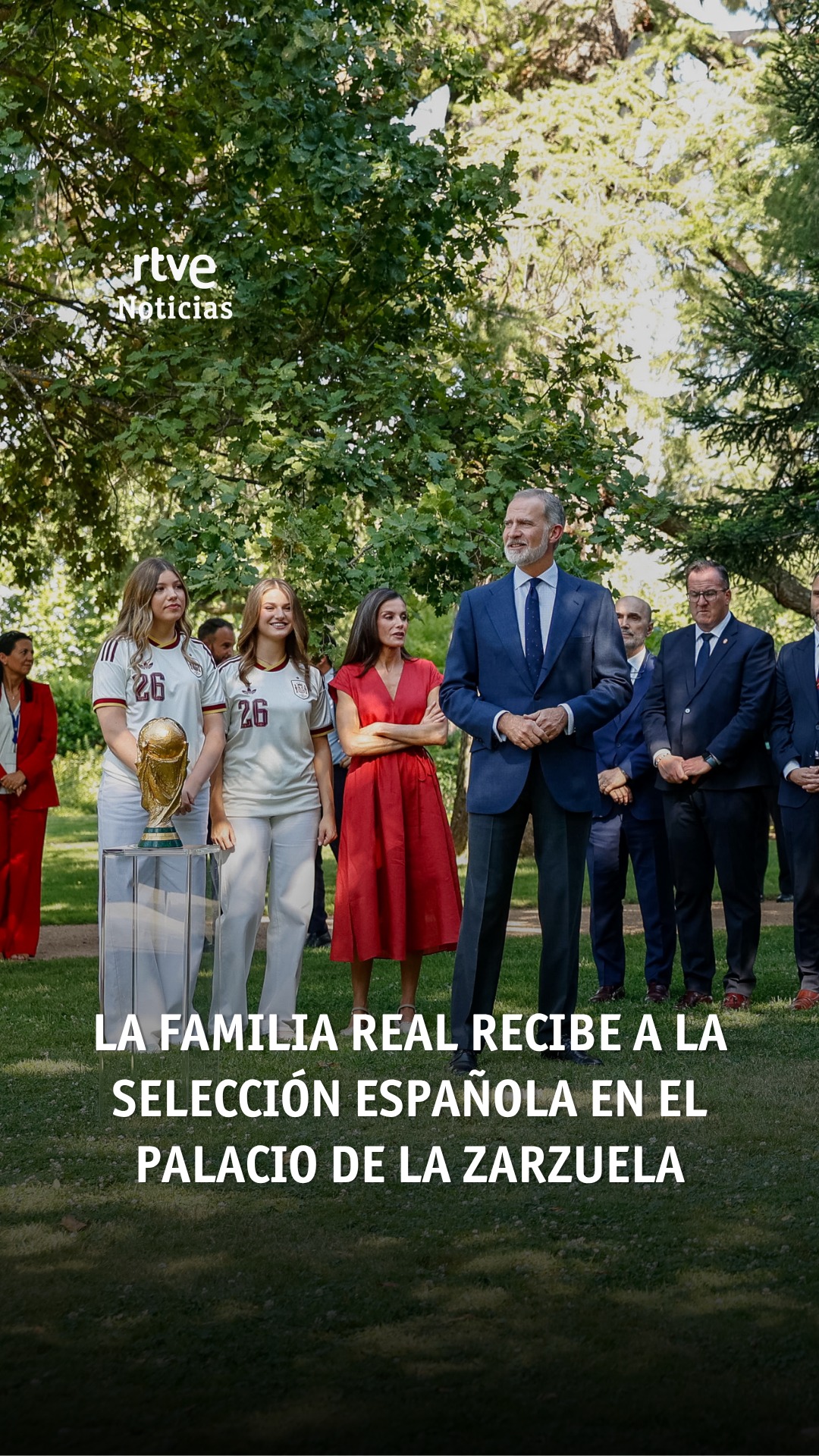 El rey abraza a Nico Williams en la emotiva llegada de la selección española