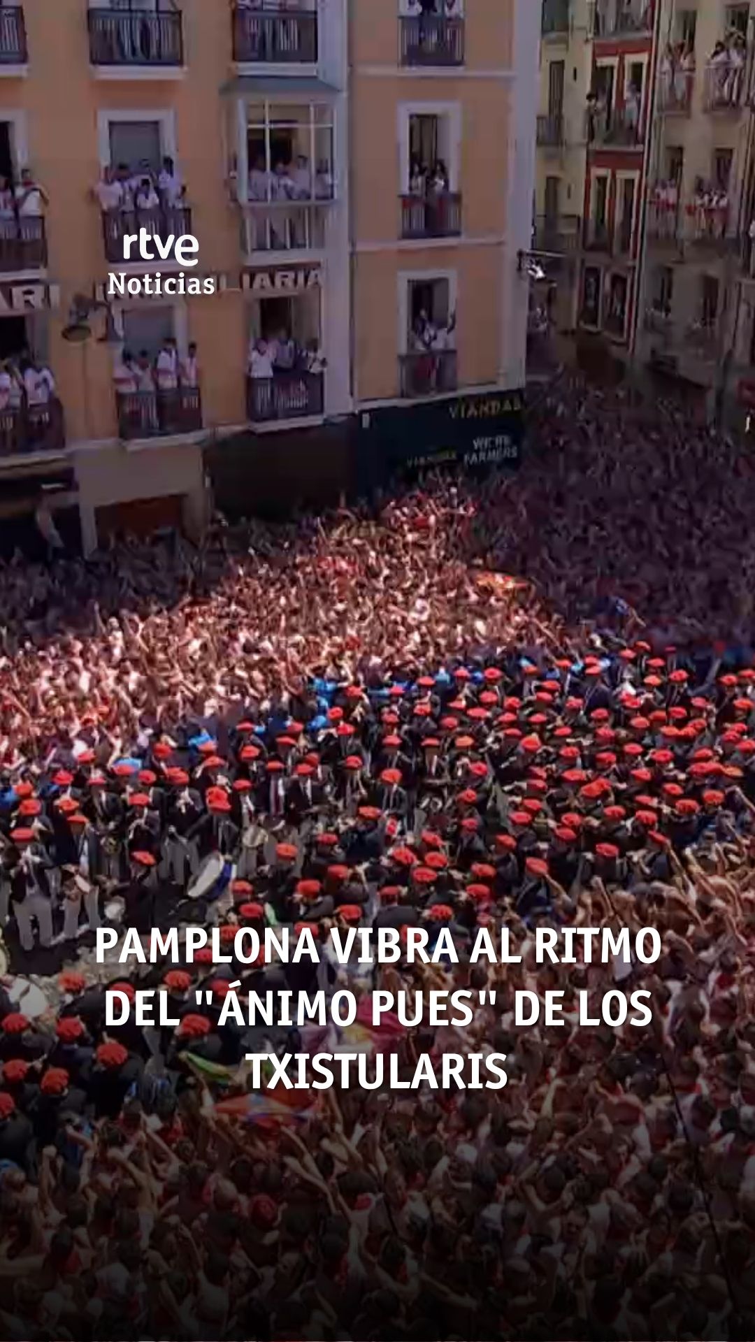 Manifestantes corean '¡Viva la República!' durante un acto público