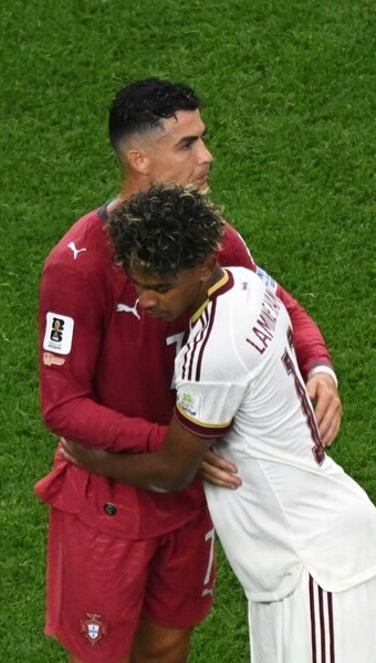 El abrazo entre Lamine Yamal y Cristiano Ronaldo marca la victoria de España