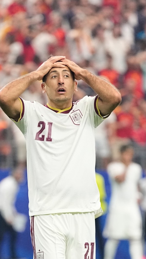 Oyarzabal falla el tiro tras el gran balón de Dani Olmo
