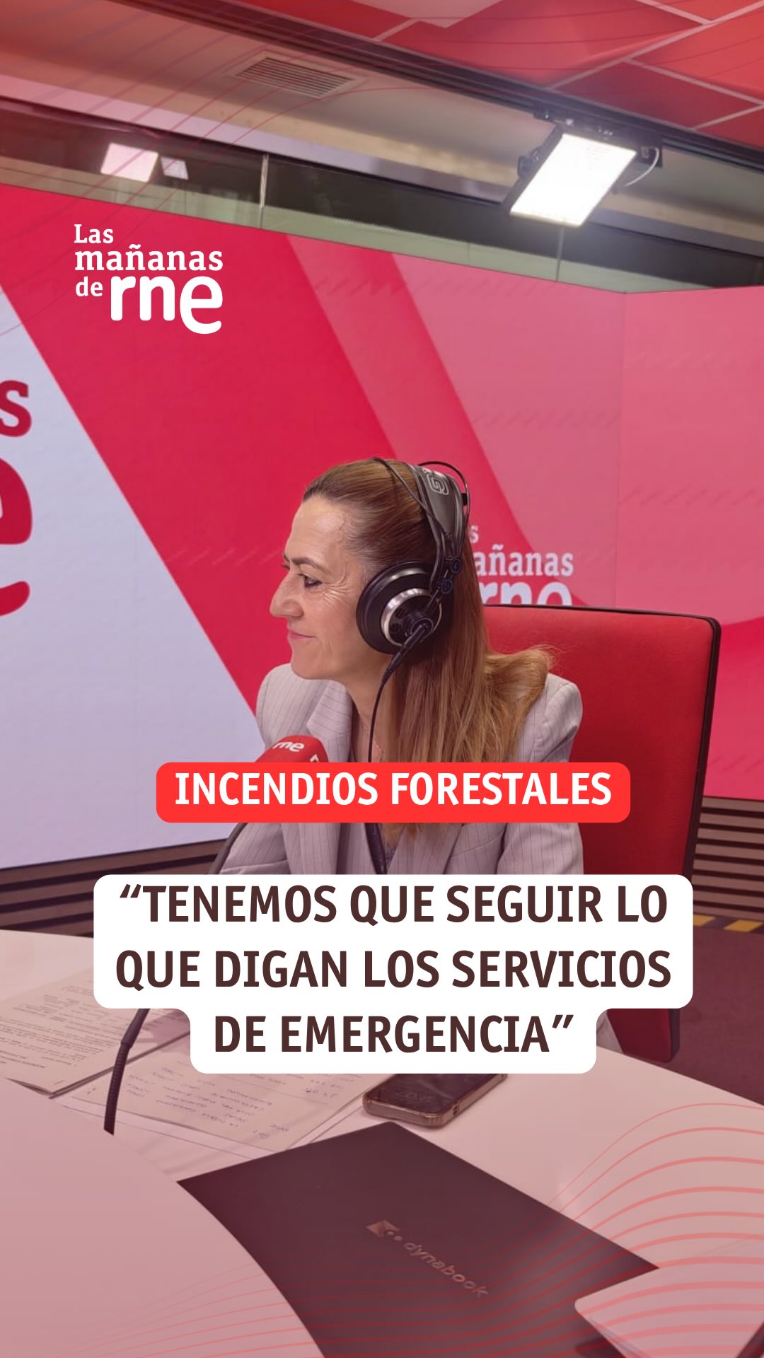Siga las indicaciones de emergencia: evacúe o confínese de inmediato en caso de incendio