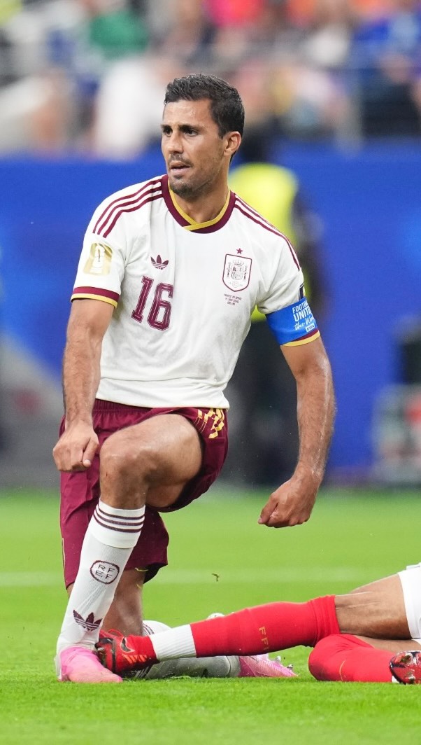 Olise propina una patada que golpea el tobillo del rival al final