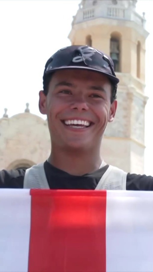Hugo Bravo corona su reto llegando a Sitges tras 36 días desde París