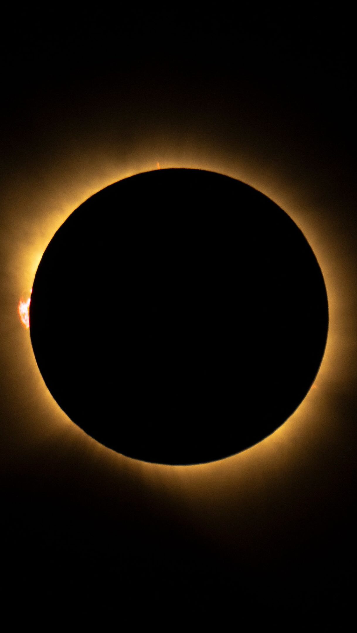 El anillo de diamante del eclipse solar emociona a España tras un siglo