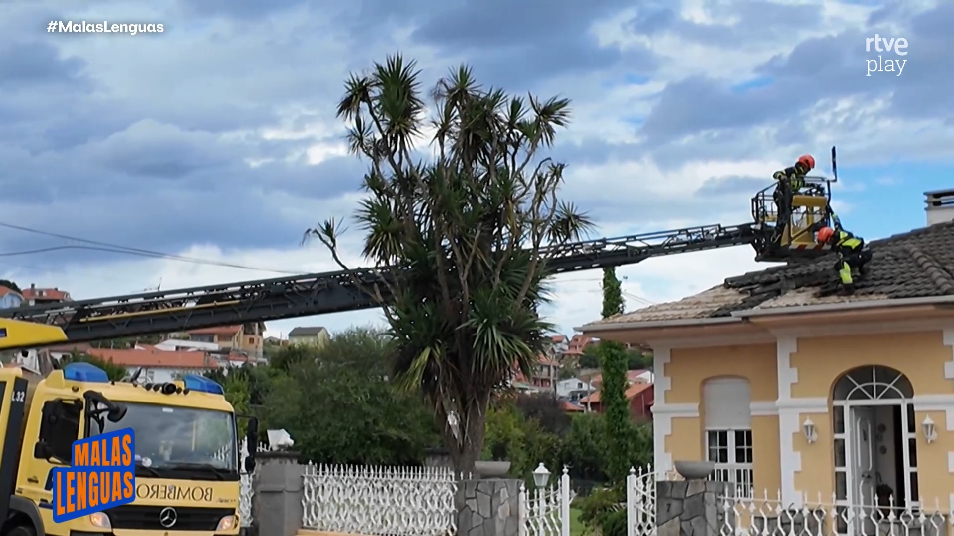 Un tornado arrasa Antrómero en Asturias y causa daños en tejados y vehículos