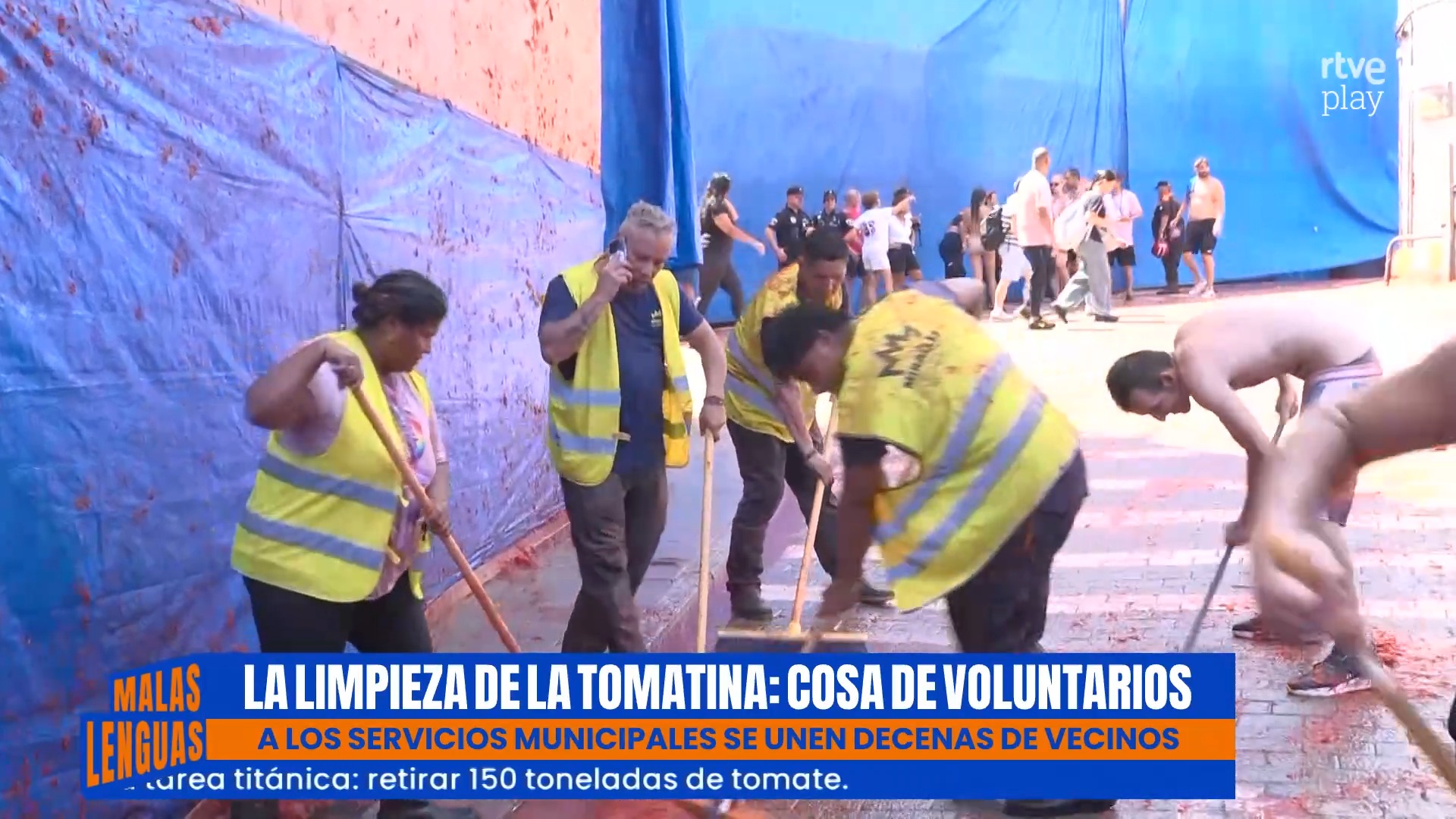 Voluntarios limpian Buñol en tres horas tras tirar 150.000 kilos de tomate
