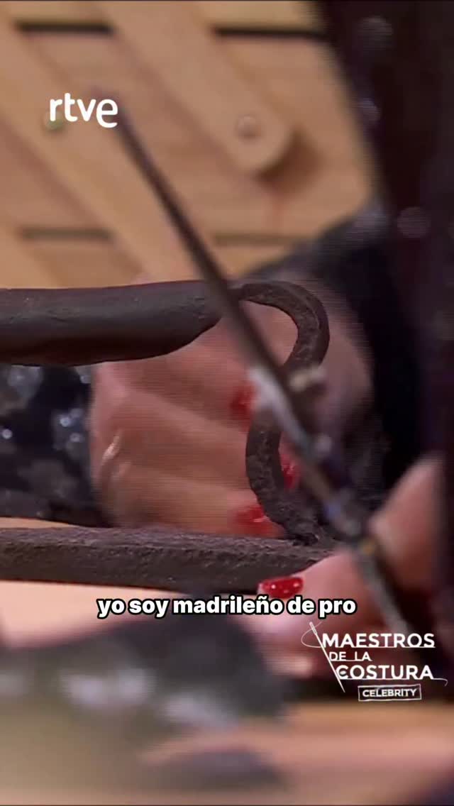 Madrileño intenta coser un chalequito y desespera a su madre en plena prueba