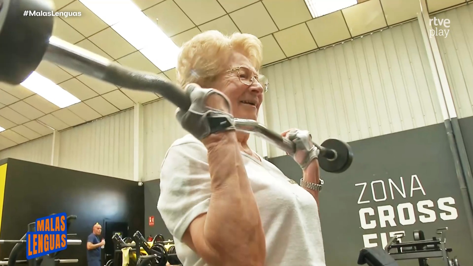 Tere, de 89 años, levanta pesas en Burriana para motivar a los mayores