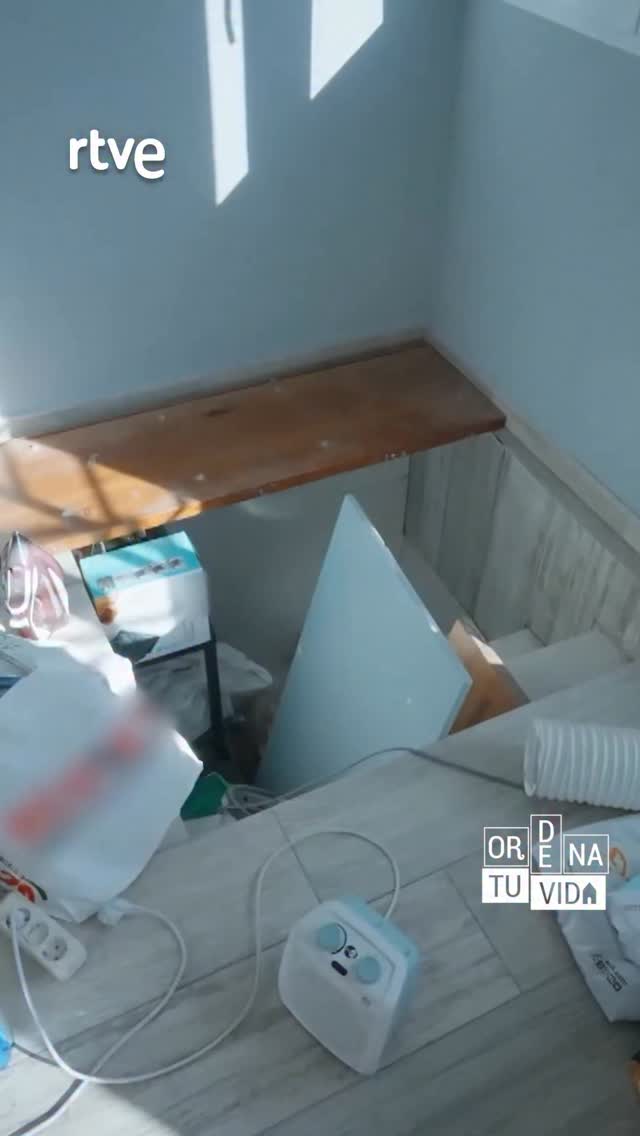 Descubren un agujero en el salón que esconde sardinas y patatas