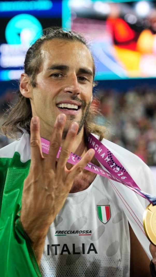 Gianmarco Tamberi se quita la camiseta y renuncia al salto por su hija