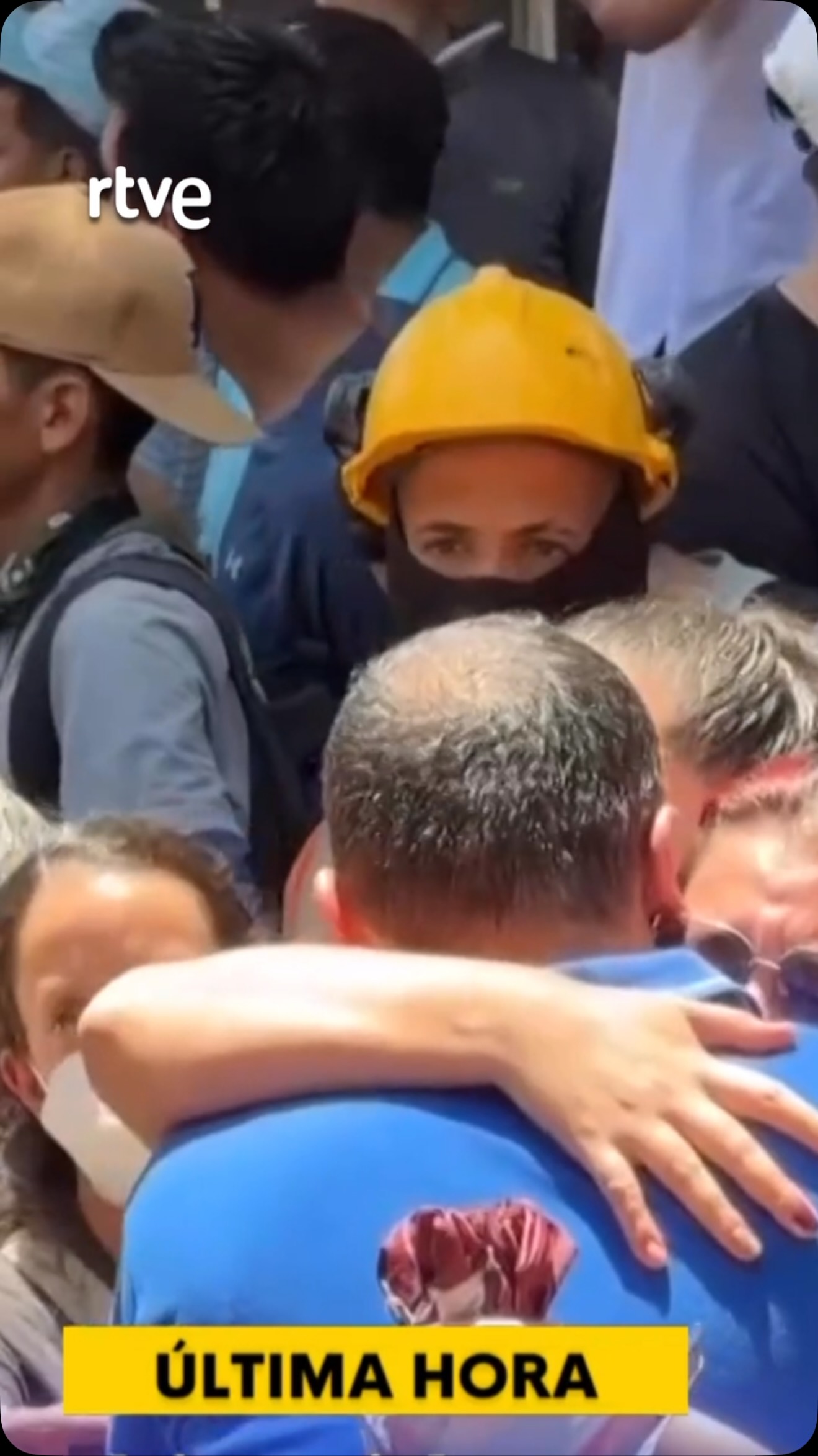 Rescatan a un bebé junto a su padre que lo protegió durante el terremoto