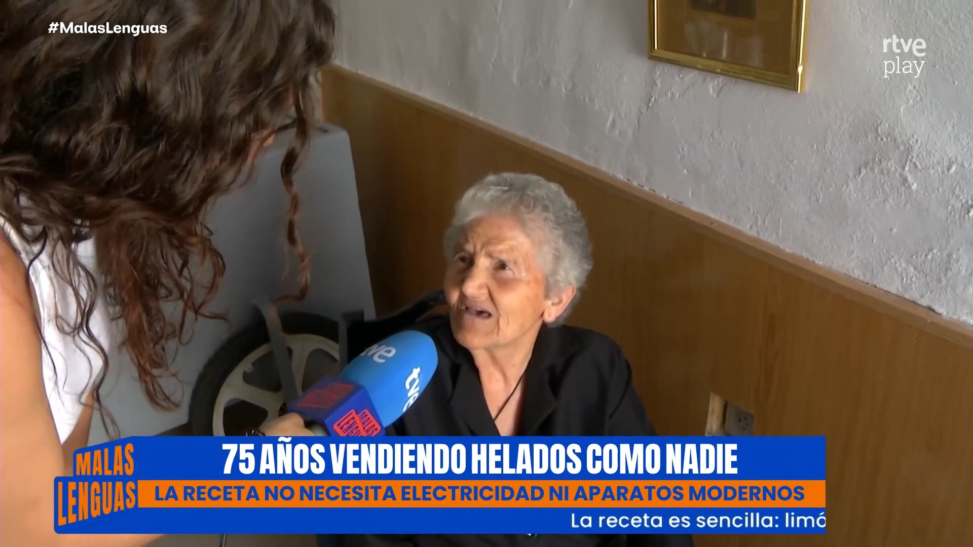 Basi sigue haciendo helados de limón a los 90 años en las calles de Coria