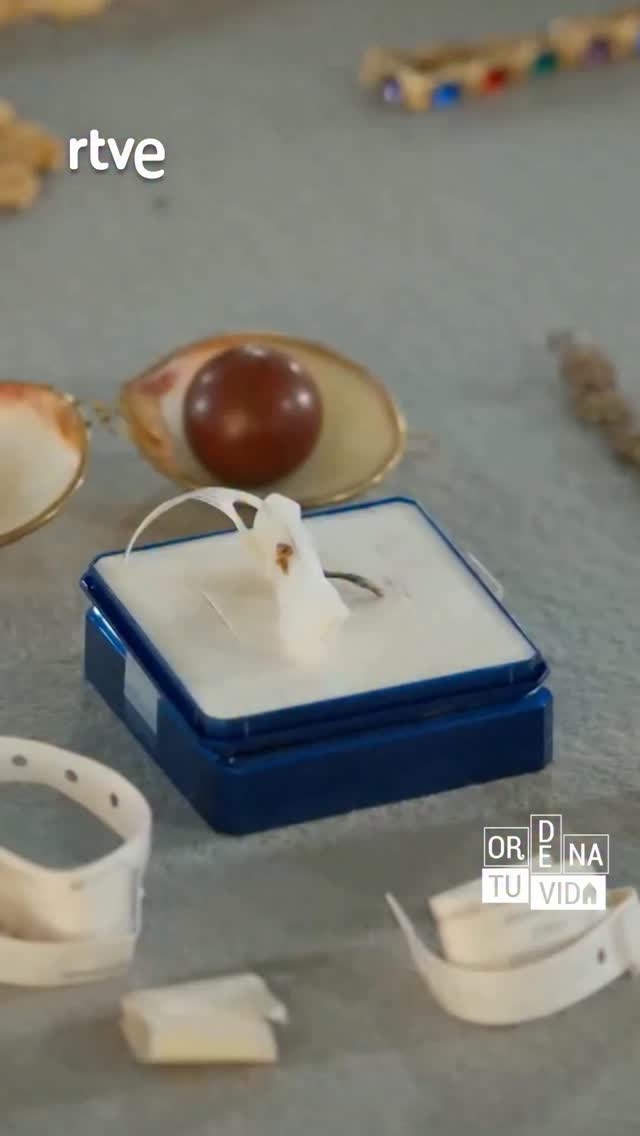 Una madre muestra el cordón umbilical de Bruno y lo compara con una reliquia