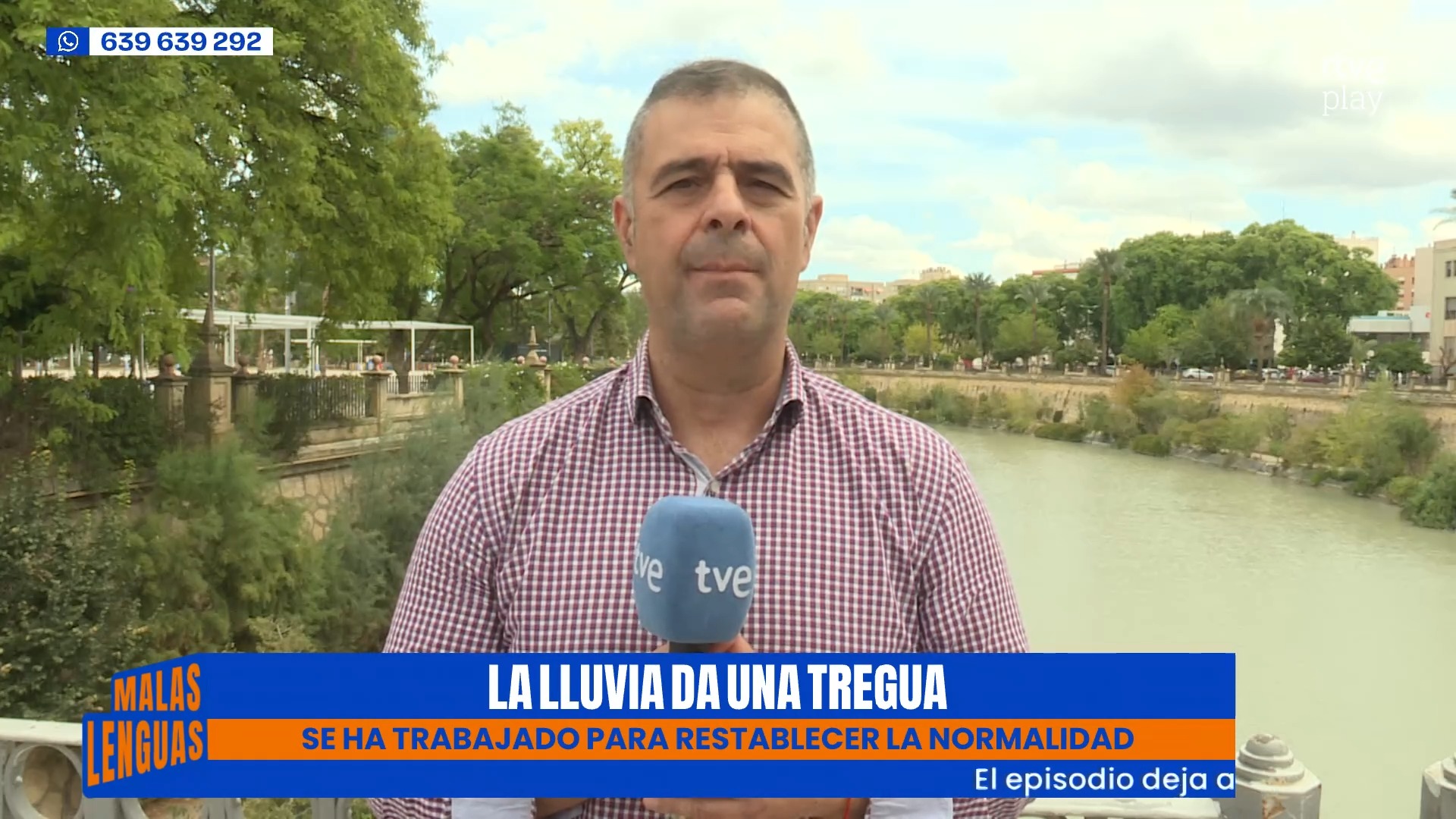El agua desborda un río e inunda terrazas en Almería por las lluvias