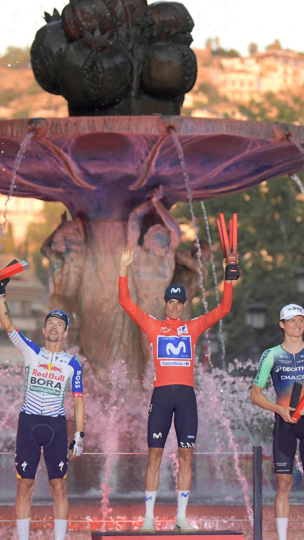Enric Mas gana la Vuelta a España y celebra su victoria en el podio de Granada