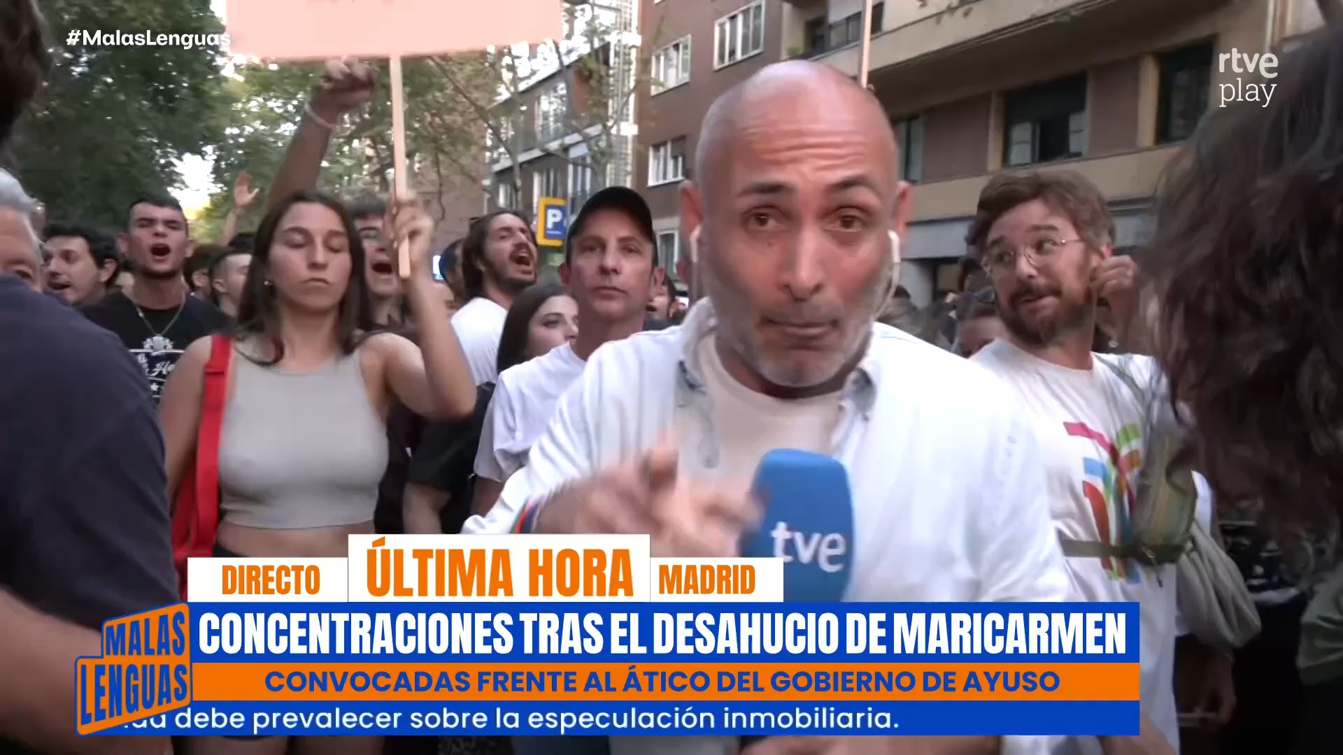 Jóvenes se plantan contra los desahucios: 'No nos mires, únete' por Mari Carmen