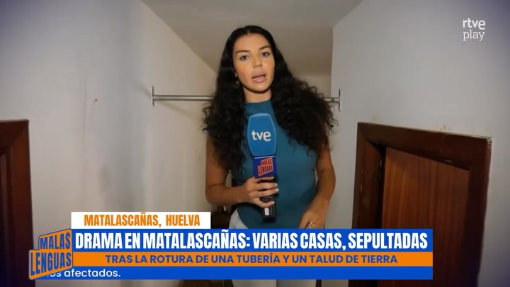Una tubería rota sepulta tres viviendas bajo la arena en Matalascañas