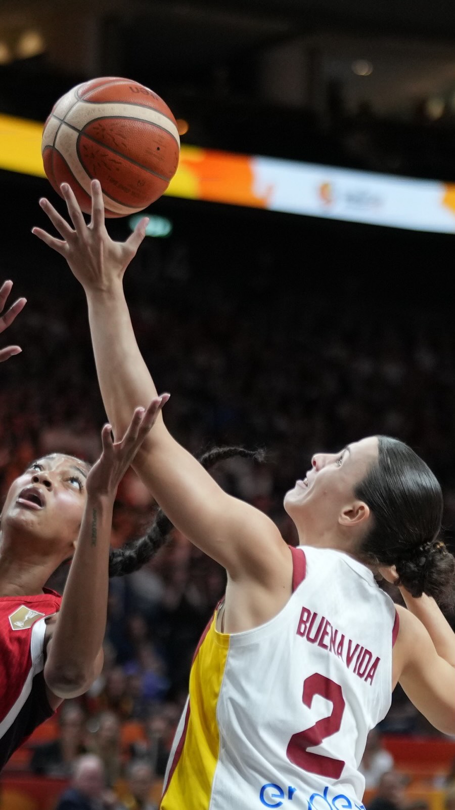 Elena Buenavida ejecuta un tapón espectacular en la defensa ante Boston
