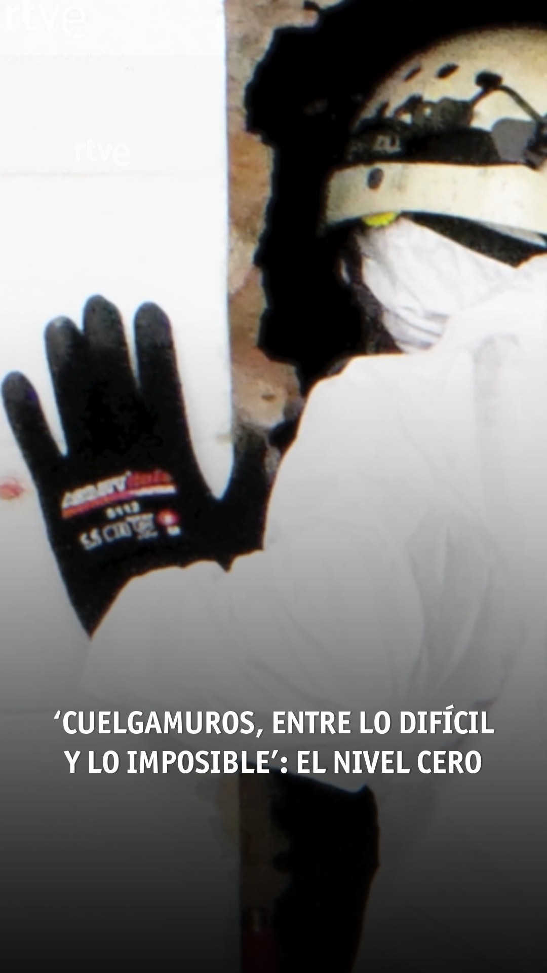 Raúl y Pedro abren el nivel cero y encuentran cajas ordenadas detrás del muro