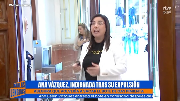 Ana Vázquez entrega spray al PP tras ser expulsada del Congreso