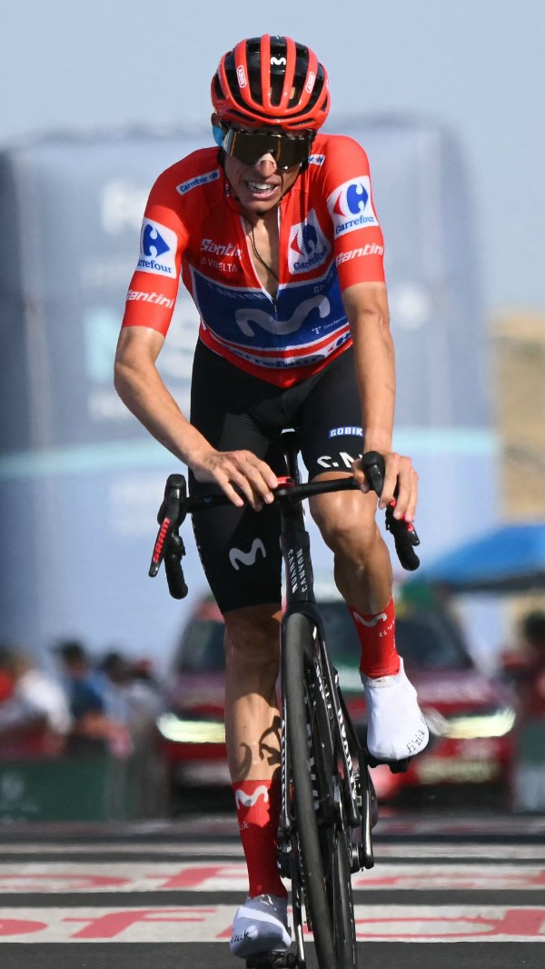 Enric deja atrás a Roglic y se queda solo en la dura rampa final