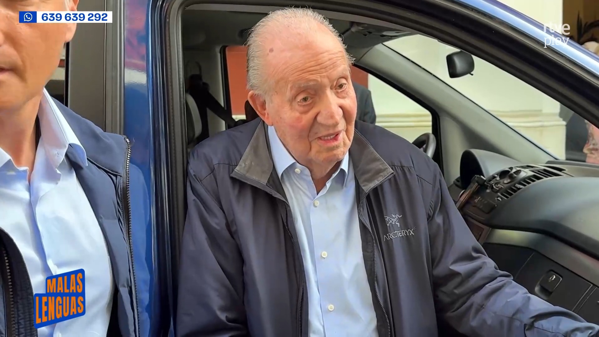 Juan Carlos aterriza en Vigo para una breve visita a Galicia antes de París