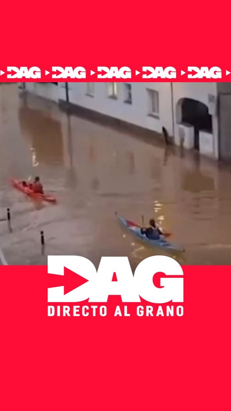 Piragüistas navegan por las calles de Girona convertidas en canales por la tormenta