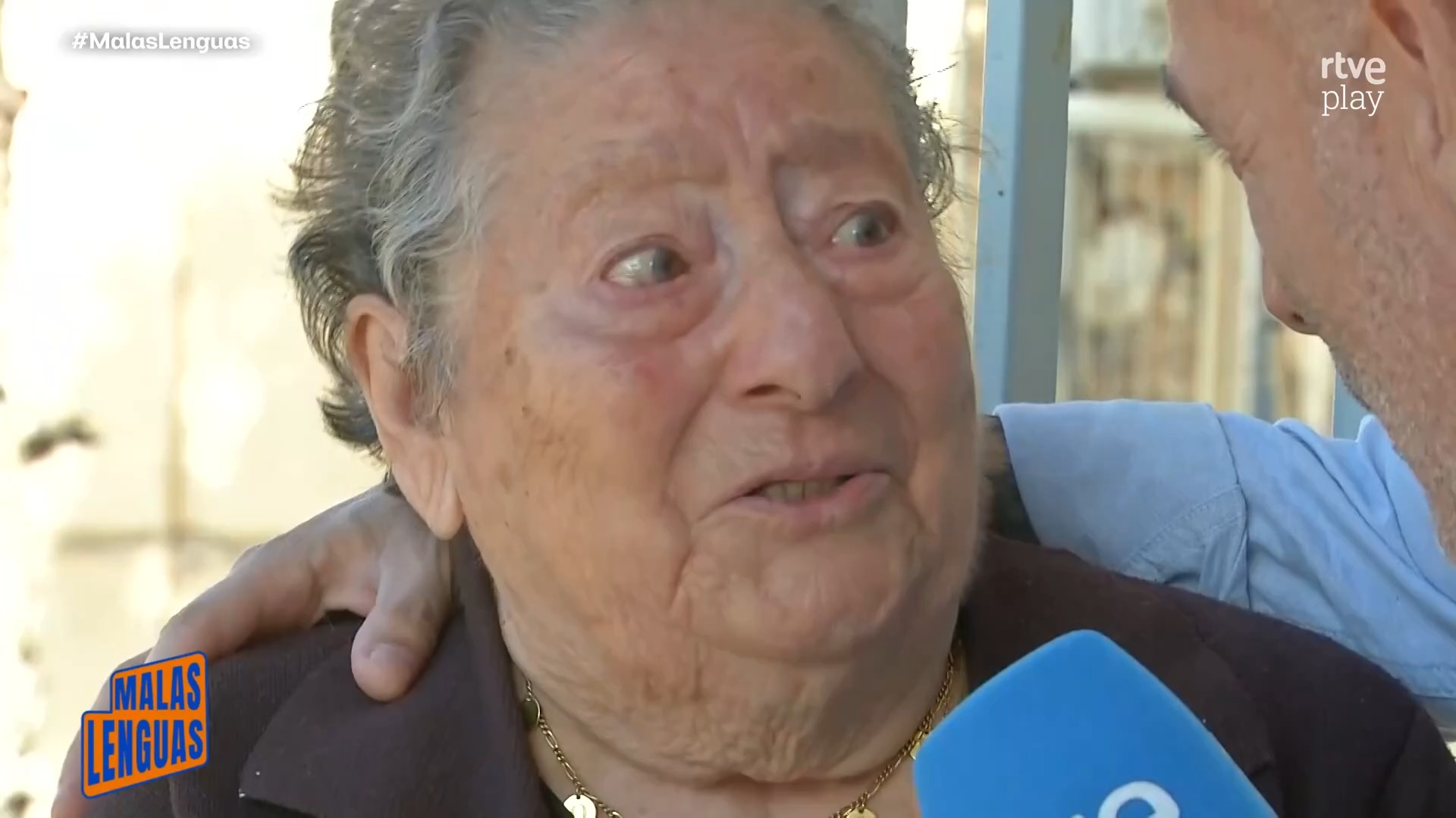 Vecinas de 95 años resisten expropiación en las casitas rosas de Valencia