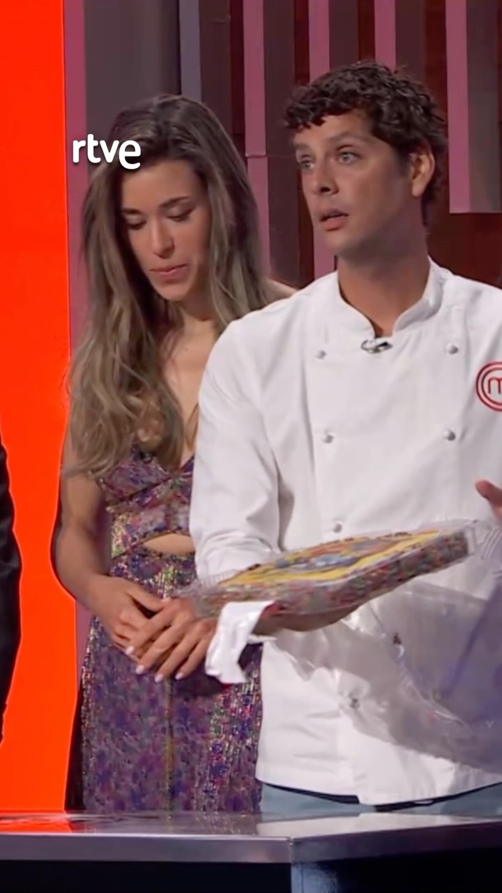 Eduardo reclama su puesto como leyenda con una tarta hecha por él