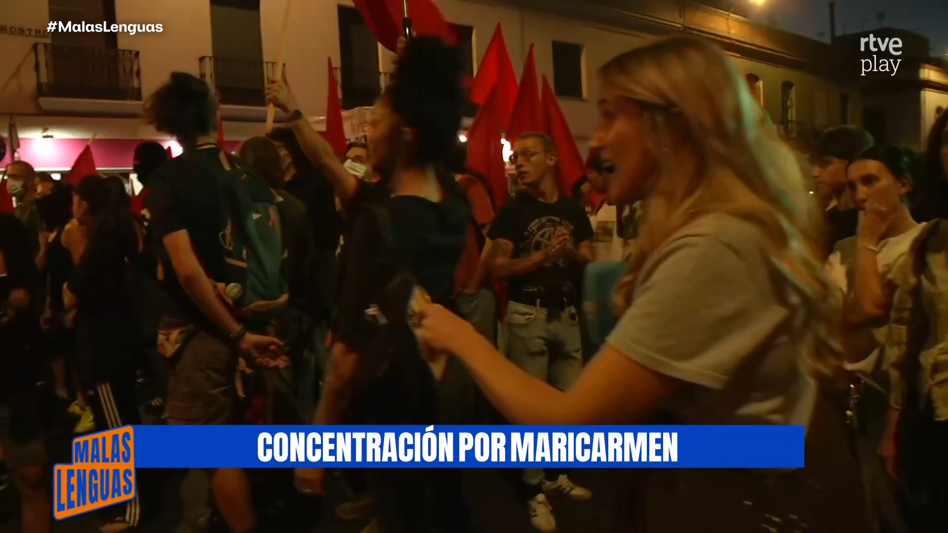 Manifestantes por Mari Carmen se detienen ante el cordón policial en Sevilla