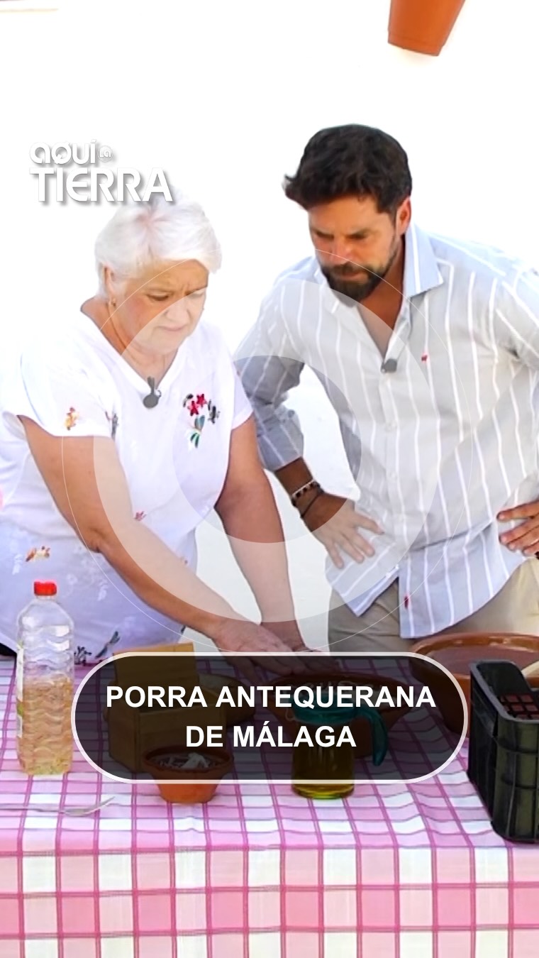 Mari Carmen elabora la porra a mano con ajo y vinagre como en el campo