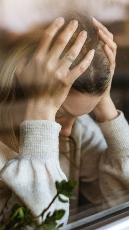 La reina alerta del sufrimiento emocional invisible por precariedad y pantallas