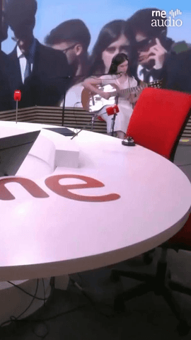 Laaza @laaza110 se dedica a cantar desde muy adentro lo que no se puede ense�ar en ning�n sitio 