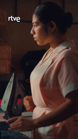 Ana, recién llegada de Colombia, es empleada doméstica en una lujosa mansión donde trabaja de sol a sol.