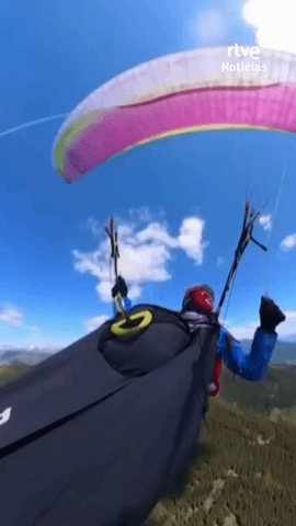  En los Alpes austriacos, una avioneta ha chocado contra un parapente y ha arrancado su vela, quedando atrapada en la aeronave.