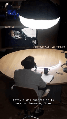 ‘Criminal Aliens’ analiza cómo el gobierno de Trump ha despojado a los migrantes de su humanidad, convirtiéndolos en el enemigo interno perfecto.