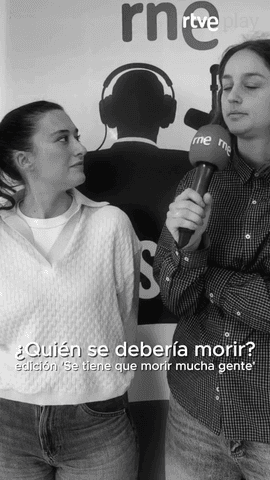 Victoria Mart�n (@livingpostureo), Laura Weissmahr (@laudesiree ) y Anna Castillo (@nanitita) han estado en 'De Serie' para hablar del estreno de 'Se tiene que morir mucha gente'.