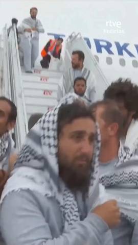  Algunos de los m�s de 400 activistas de la flotilla de ayuda humanitaria a Gaza ya han aterrizado en Estambul.