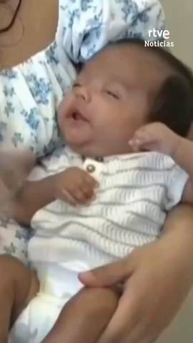 Operan dentro del �tero a un feto con los intestinos fuera del cuerpo en una cirug�a pionera en Europa.