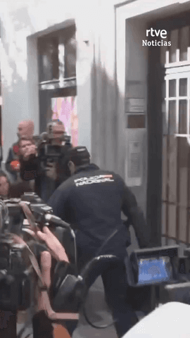 La Polic�a hall� en el despacho de Rodr�guez Zapatero una caja fuerte que su abogado accedi� a abrir cuando los agentes iban a reventarla.