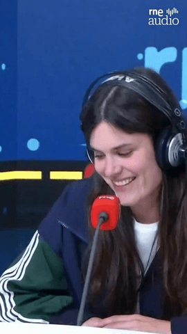 Est� semana @elvirasastre nos acerca en @elultimotrenrne a Amanda Gorman, una de sus poetas favoritas.