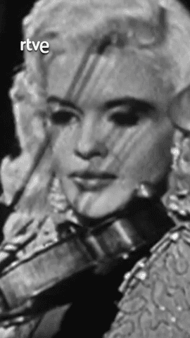  En plena era dorada de Hollywood, la industria buscaba nuevas “rubias explosivas” y Jayne Mansfield terminó convirtiéndose en una creación comercial.