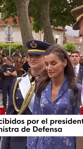 Este es el momento en el que los reyes y la princesa de Asturias llegan a la avenida de Samil, en Vigo, para asistir al desfile con motivo del D�a de las Fuerzas Armadas.