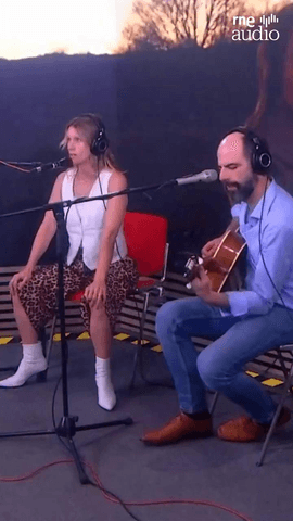 @manuelavelles es una artista poliédrica: actriz, cantante y compositora española 
