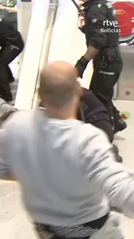 La llegada de los miembros de la Global Sumud Flotilla al aeropuerto de Bilbao ha terminado con cargas de la Ertzaintza.