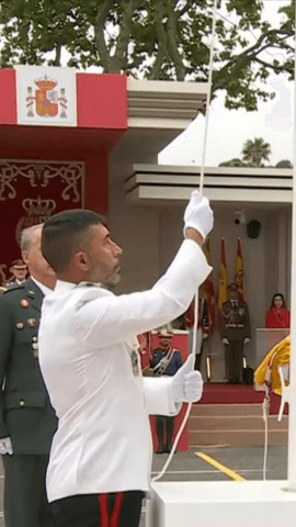 El tradicional izado ha fallado y la bandera de Espa�a se ha ca�do del m�stil.