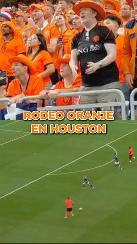  Al m�s puro estilo cowboy, los aficionados de Pa�ses Bajos celebraron cada gol de su pa�s.