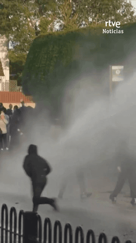  Belfast ha vivido una segunda noche de protestas racistas vi0lent4s, aunque m�s localizadas que las registradas la jornada anterior.