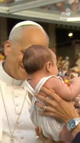 El papa ha repetido el gesto del 'six seven' al llegar al estadio Llu�s Companys para la multitudinaria vigilia con 40.000 personas.